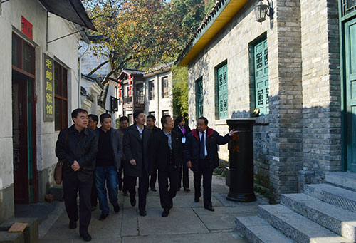 靖安县县长田辉率考察组赴婺源江湾等地考察学