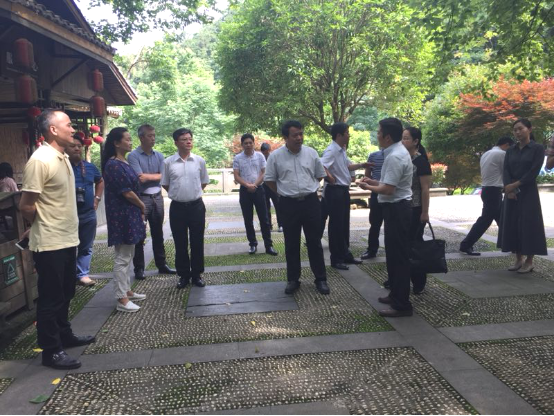 省旅发委副主任陈晓平一行到三爪仑观音岩、虎嘨峡景区调研